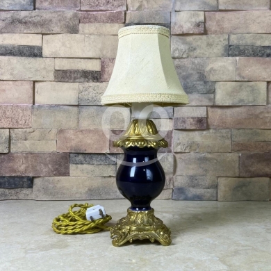 Antiques & Collectibles dans Zahleh - Petite Antique Rococo Revival Table Lamp with Blue Glass Body and Gilded Brass Base