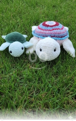 Vêtements, chaussures et accessoires dans Halate - طقم سلاحف كروشيه مصنوع يدوياً (كبيرة وصغيرة) | Handmade Crochet Turtle Plush Set (Big and Small)