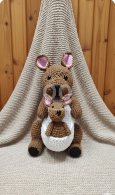 Vêtements, chaussures et accessoires dans Halate - كنغر كروشيه محشو مصنوع يدوياً مع صغيره بمقاس 30&times;25 سم | Handmade Crochet Kangaroo with Joey 30x25cm