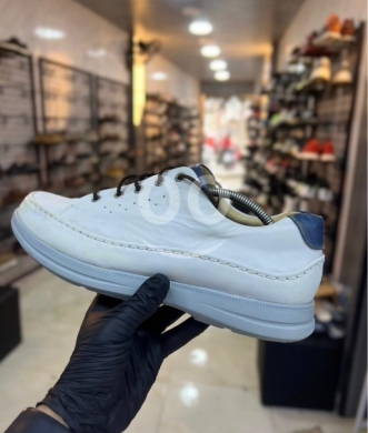 Clothes, Footwear & Accessories in Al Dahye - Luxury Men&rsquo;s White Leather Sneakers - Navy Blue Accents - Size 43 - Premium Minimalist Style