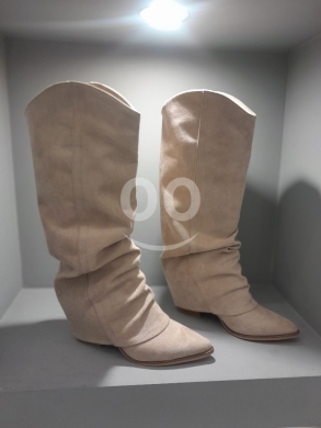 Vêtements, chaussures et accessoires dans Abou Samra - بوت نسائي طويل فخم بلون بيج وتصميم عصري | Elegant Beige Women&#039;s Long Boots, Modern Slouchy Style