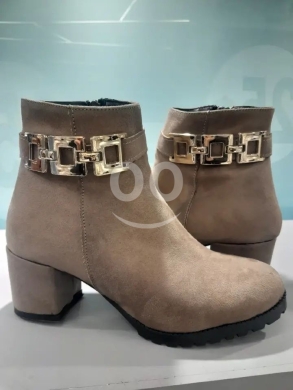 بوت كعب نسائي أنيق جداً من خامة مخملية فاخرة | Sophisticated High-Heeled Suede Ankle Boots — 4