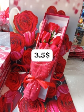 Other Goods in Bhamdoun - Elegant Red Rose Bouquet Gift Box - Perfect Romantic Surprise for $3.5