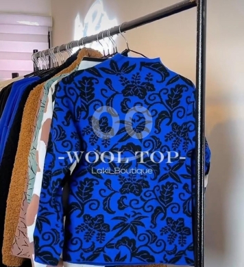 Vêtements, chaussures et accessoires dans Saïda - كنزة صوفية "توب" باللون الأزرق الملكي ونقشة الزهور - بلوزة شتوية أنيقة بياقة عالية