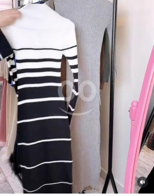Vêtements, chaussures et accessoires dans Saïda - فستان ميدي نسائي مخطط بالعرض من القماش المضلع - فستان "بودي كون" بياقة عالية وأكمام طويلة