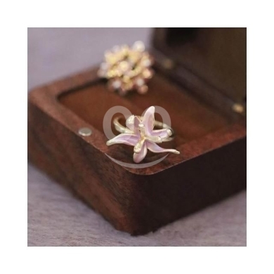 Clothes, Footwear & Accessories in Beirut City - خاتم "الزهرة" مطلي بالذهب بتصميم فني رقيق | Elegant Gold-Plated "Petal" Flower Ring