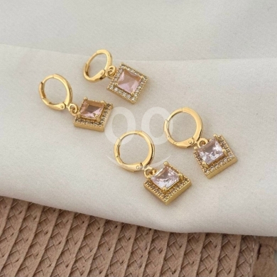 Clothes, Footwear & Accessories in Beirut City - أقراط ذهبية متدلية مرصعة بحجر الكوارتز الوردي | Elegant Gold Drop Earrings with Pink Quartz Zircon