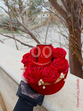 بوكس هدايا ورد أحمر مع تعليقة ذهبية أنيقة | Red Rose Gift Box with Elegant Gold Necklace — 3