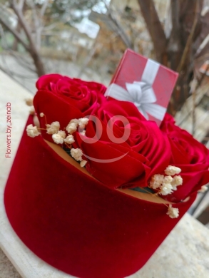 بوكس هدايا ورد أحمر مع تعليقة ذهبية أنيقة | Red Rose Gift Box with Elegant Gold Necklace — 4