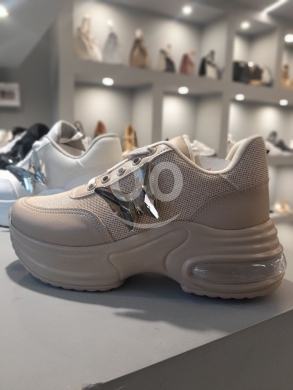 طقم سبادرين وحقيبة يد بتصميم عصري باللون الأبيض الناصع | Modern All-White Sneakers & Hand… — 3