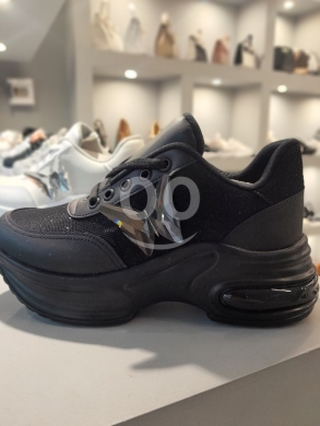 طقم سبادرين وحقيبة يد بتصميم عصري باللون الأبيض الناصع | Modern All-White Sneakers & Hand… — 2