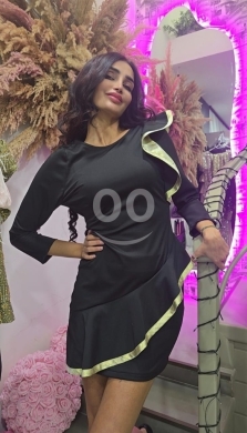 Vêtements, chaussures et accessoires dans Tripoli - فستان أسود قصير بكسرات جانبية ذهبية وتصميم عصري | Chic Black Mini Dress with Gold Ruffled Trim