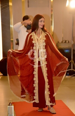 Clothes, Footwear & Accessories in Tripoli - قفطان مغربي عنابي فاخر بتطريز ذهبي ملكي وشال شفاف | Luxurious Maroon Moroccan Kaftan with Gold Trim