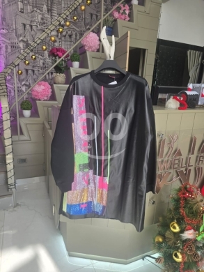 Clothes, Footwear & Accessories in Tripoli - فستان أسود عصري من الجلد بتصميم مريح وتفاصيل فنية ملونة | Chic Leather Dress with Artistic Graphic D