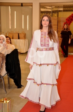 Vêtements, chaussures et accessoires dans Tripoli - قفطان مغربي عنابي فاخر بتطريز ذهبي ملكي وشال شفاف | Luxurious Maroon Moroccan Kaftan with Gold Trim