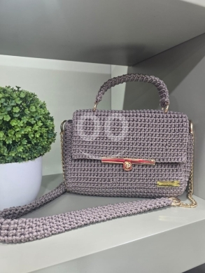Vêtements, chaussures et accessoires dans Tripoli - حقيبة يد "كروشيه" عصرية باللون الرمادي مع حزام كتف أنيق | Chic Grey Crochet Handbag with Chain Strap