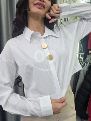 Clothes, Footwear & Accessories in Tripoli - قميص أبيض عصري بياقة كلاسيكية وأزرار ذهبية بارزة | Chic White Shirt with Oversized Gold Buttons