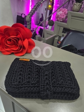 Clothes, Footwear & Accessories in Tripoli - حقيبة "كلاتش" سوداء مشغولة يدوياً بتصميم كلاسيكي ناعم | Classic Black Handcrafted Crochet Clutch