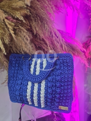 Clothes, Footwear & Accessories in Tripoli - حقيبة يد "كروشيه" زرقاء بتصميم عصري وخطوط بيضاء | Stylish Blue Crochet Handbag with White Accents