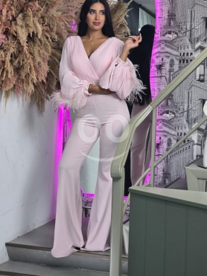 Clothes, Footwear & Accessories in Tripoli - جمبسوت سهرة فاخر باللون الوردي الناعم مع أكمام ريش | Elegant Soft Pink Evening Jumpsuit with Feather