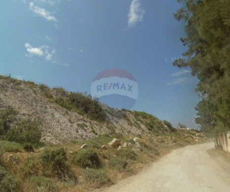 Lands for sale in Kalhat - R9-3229 Land for Sale in Kalhat Koura - 12,789 m²أرض للبيع في قلحات الكورة - 12,789 متر مربع