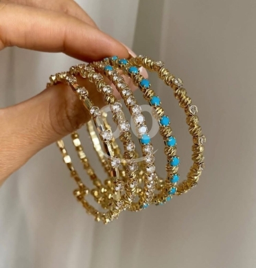 Clothes, Footwear & Accessories in Beirut City - طقم أساور ذهبية مرصعة بالفيروز والزركون | Elegant Gold Bracelet Set with Turquoise and Zircon