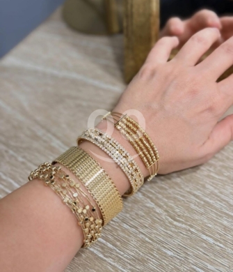 Clothes, Footwear & Accessories in Beirut City - مجموعة أساور ذهبية أنيقة مرصعة بالزركون | Elegant Gold Bracelet Set with Zircon Accents