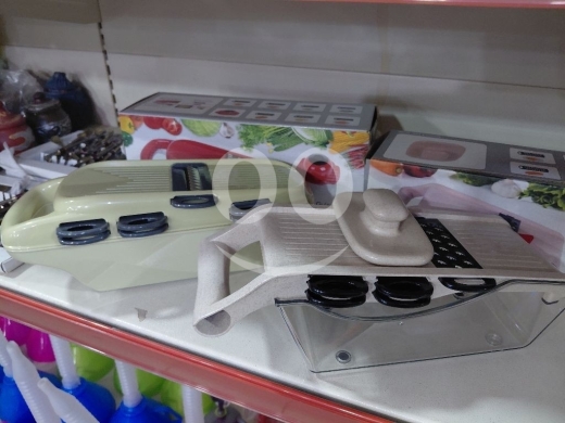 DIY Tools & Materials in Choueifat - قطاعة خضار يدوية متعددة الوظائف للمطبخ | Multi-Functional Manual Vegetable Slicer & Grater