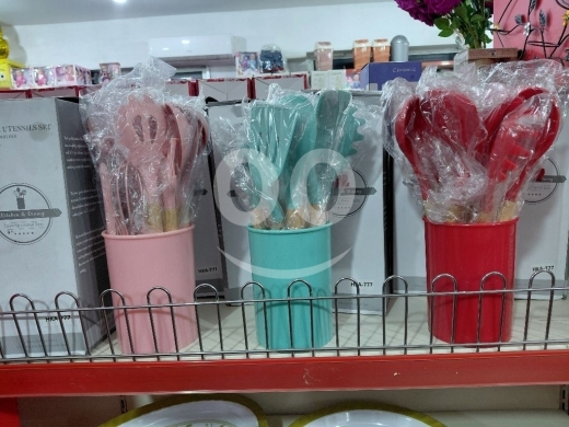 Kitchen in Choueifat - طقم أدوات مطبخ سيليكون احترافي مع مقابض خشبية وحامل أنيق|Professional Silicone Kitchen Utensils Set