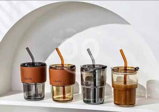 Kitchen in Choueifat - كوب ليبرتي زجاجي عصري مع غطاء وقشة وحزام جلدي أنيق | Liberty Modern Glass Tumbler with Sleeve&Straw