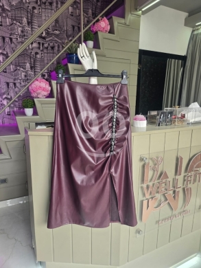 Clothes, Footwear & Accessories in Tripoli - تنورة جلدية ميدي أنيقة بزمزمة جانبية وفتحة | Elegant Midi Faux Leather Skirt with Side Ruched Detail