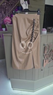 تنورة جلدية ميدي أنيقة بزمزمة جانبية وفتحة | Elegant Midi Faux Leather Skirt with Side Ru… — 2
