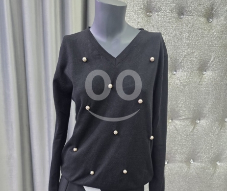 Clothes, Footwear & Accessories in Tripoli - كنزة صوفية ناعمة بياقة V ومزينة باللؤلؤ | Elegant V-Neck Soft Knit Sweater with Pearl Accents
