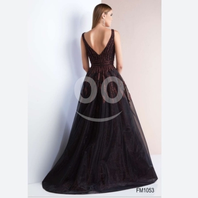 Clothes, Footwear & Accessories in Tripoli - فستان سهرة أسود براق بظهر مفتوح للإيجار | Elegant Sparkly Backless Evening Gown for Rent