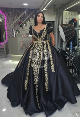 Vêtements, chaussures et accessoires dans Tripoli - فستان سهرة ملكي أسود ومطرز بالذهبي للإيجار | Royal Black & Gold Embroidered Evening Gown for Rent