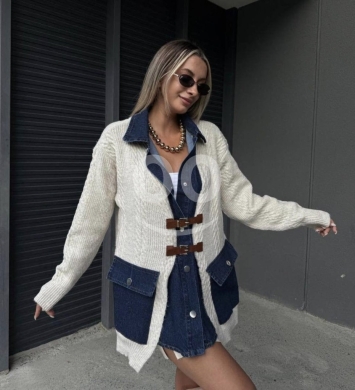 كارديجان صوف نبيتي بجيوب جينز وإبزيم جلدي | Burgundy Knit Cardigan with Denim Pockets & L… — 2