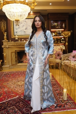 Clothes, Footwear & Accessories in Tripoli - قفطان مغربي فاخر أبيض وأزرق بتطريز ذهبي | Elegant White & Blue Moroccan Kaftan with Gold Embroidery
