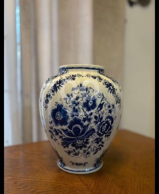 Antiques & Collectibles in Al Dahye - فاز أنتيكا سيراميك فخم بنقوش زرقاء ملكية للأناقة والتراث | Royal Blue Patterned Antique Ceramic Vase