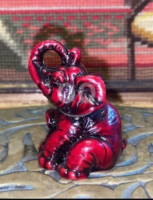 Antiques & Collectibles in Al Dahye - تمثال فيل ديكور أحمر عتيق فخم بـ 50$ للفخامة والحظ | Luxury Red Vintage Elephant Decor Statue