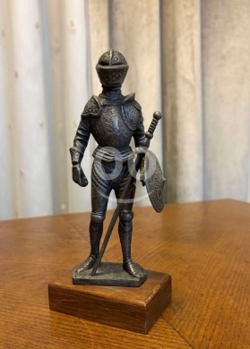 Antiques & Collectibles in Al Dahye - تمثالا "الفارسان الحارسان" بتفاصيل ملكية أوروبية بـ 100$ | Guarding Knights Antique Statues