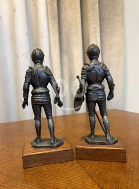 تمثالا "الفارسان الحارسان" بتفاصيل ملكية أوروبية بـ 100$ | Guarding Knights Antique Statu… — 2