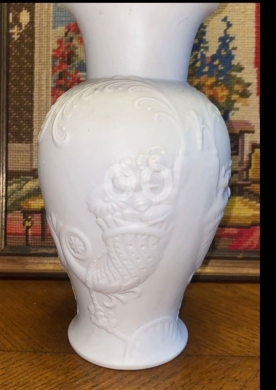 Antiques & Collectibles dans Al Dahye - فاز بورسلان أبيض ملكي بنقش ناعم بـ 50$ للأناقة والجمال | Royal White Porcelain Vase with Delicate Pa