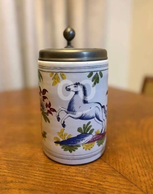 Antiques & Collectibles in Al Dahye - ماج بورسلان "أنتيكا" ملكي بغطاء معدني بـ 40$ | Elegant Antique Porcelain Stein