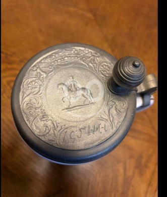 ماج بورسلان "أنتيكا" ملكي بغطاء معدني بـ 40$ | Elegant Antique Porcelain Stein — 2