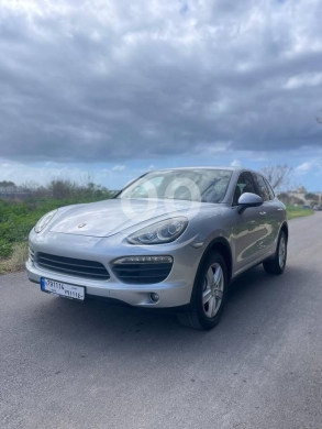 Porsche in Zouk Mosbeh - Porsche cayenne Model 2011