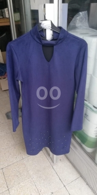 Vêtements, chaussures et accessoires dans Al Midan - فستان قصير مخملي أزرق بياقة مرتفعة وتفاصيل لؤلؤ | Blue Velvet Mini Dress with High Neck and Pearl