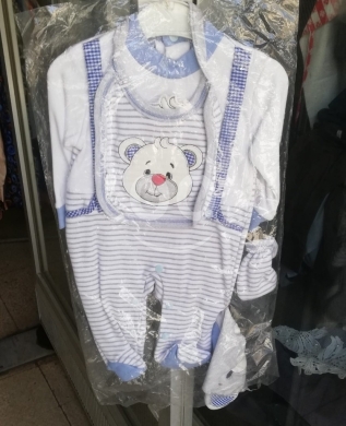 Produits pour bébés et enfants dans Al Midan - طقم مواليد قطني مخطط باللونين الأبيض والأزرق مع مريلة بتصميم دب | Striped Baby Set with Bear Bib