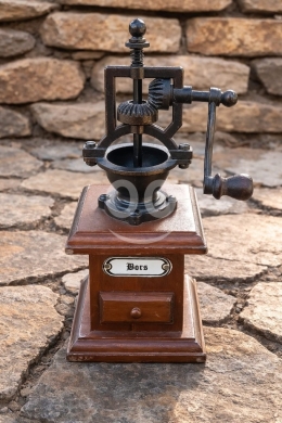 Antiques & Collectibles dans Batroun - مطحنة بهارات خشبية ونحاسية "Bors" للعرض | Decorative Small "Bors" Spice Grinder