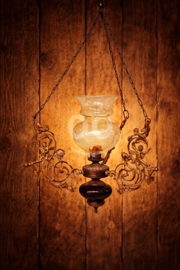 Antiques & Collectibles dans Batroun - ثريا تراثية مزخرفة بالنحاس مع زجاج عسلي | Vintage Brass Chandelier with Amber Glass