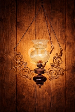 ثريا تراثية مزخرفة بالنحاس مع زجاج عسلي | Vintage Brass Chandelier with Amber Glass
